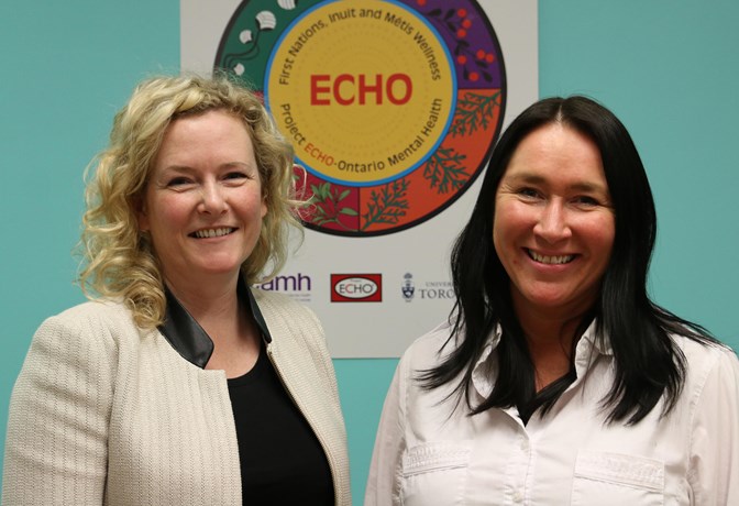 De gauche à droite, les Dres Allison Crawford et Renee Linklater, codirigent le projet ECHO Ontario pour le mieux-être des Premières Nations, des Inuits et des Métis.