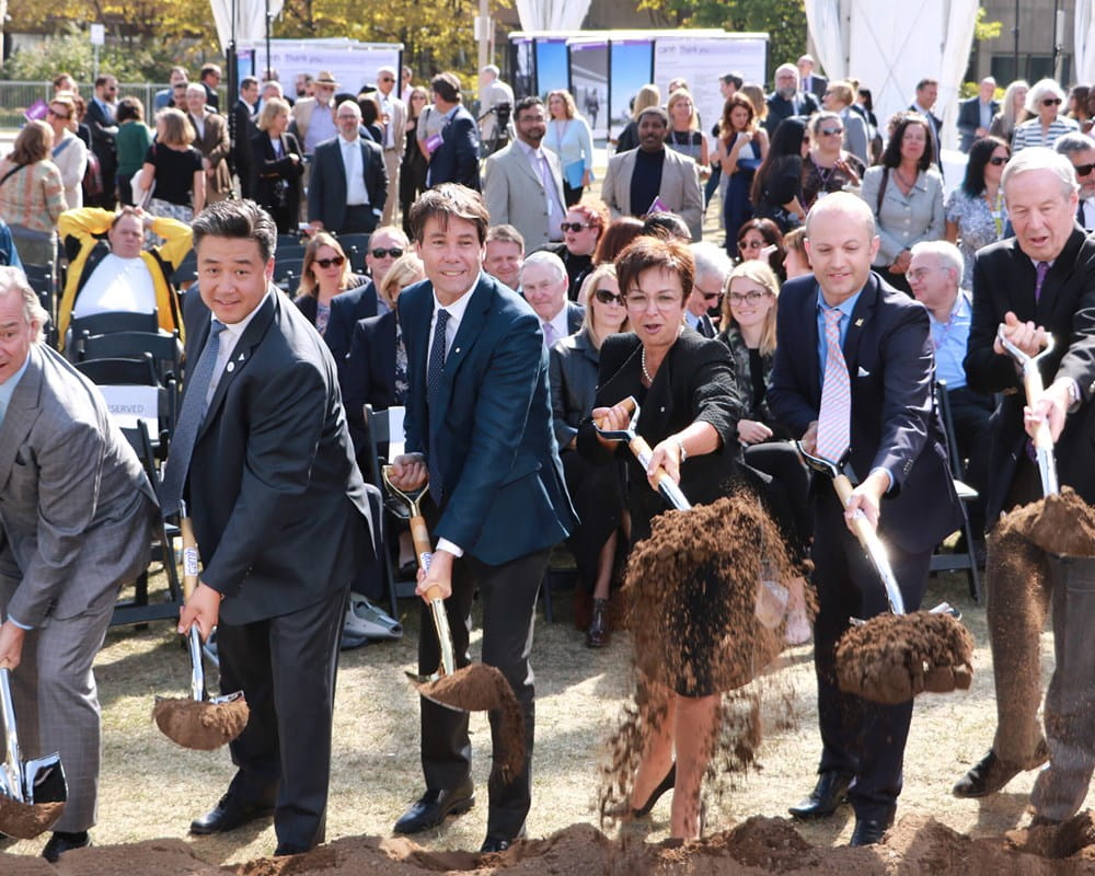 Première pelletée de terre pour la prochaine phase du projet de réaménagement de CAMH